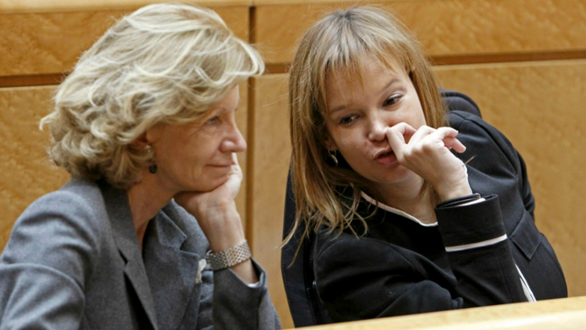 Elena Salgado y Leire Paj&iacute;n en el Senado