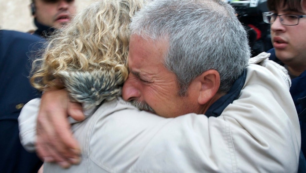 La madre de Sandra Palo, abraza al padre de Cristina Martín a su llegada al juzgado