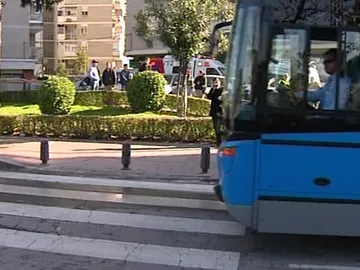 Se suelta de la mano de su madre y muere arrollada por un autobús Se suelta de la mano de su madre y muere arrollada por un autobús