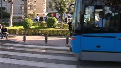Se escapa de la mano de su madre y muere arrollada por un autobús