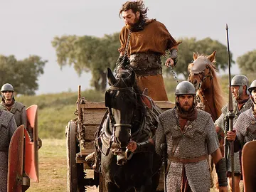 Sandro es llevado al campamento romano Sandro es llevado al campamento romano