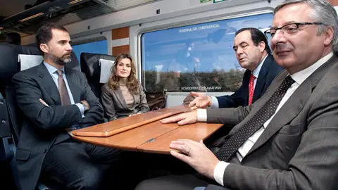 El Príncipe y Letizia en el AVE El Príncipe y Letizia en el AVE