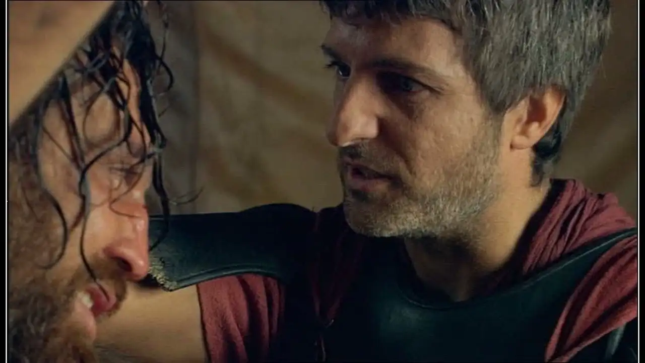 Marco interroga a Sandro entre amenazas y humillaciones