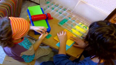 Ni&ntilde;os jugando con sus padres