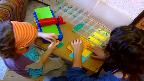 Niños jugando con sus padres Niños jugando con sus padres