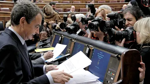 Zapatero sorprende con su presencia en el Congreso Zapatero sorprende con su presencia en el Congreso