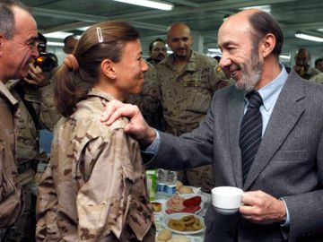 Rubalcaba con los soldados españoles de Afganistán