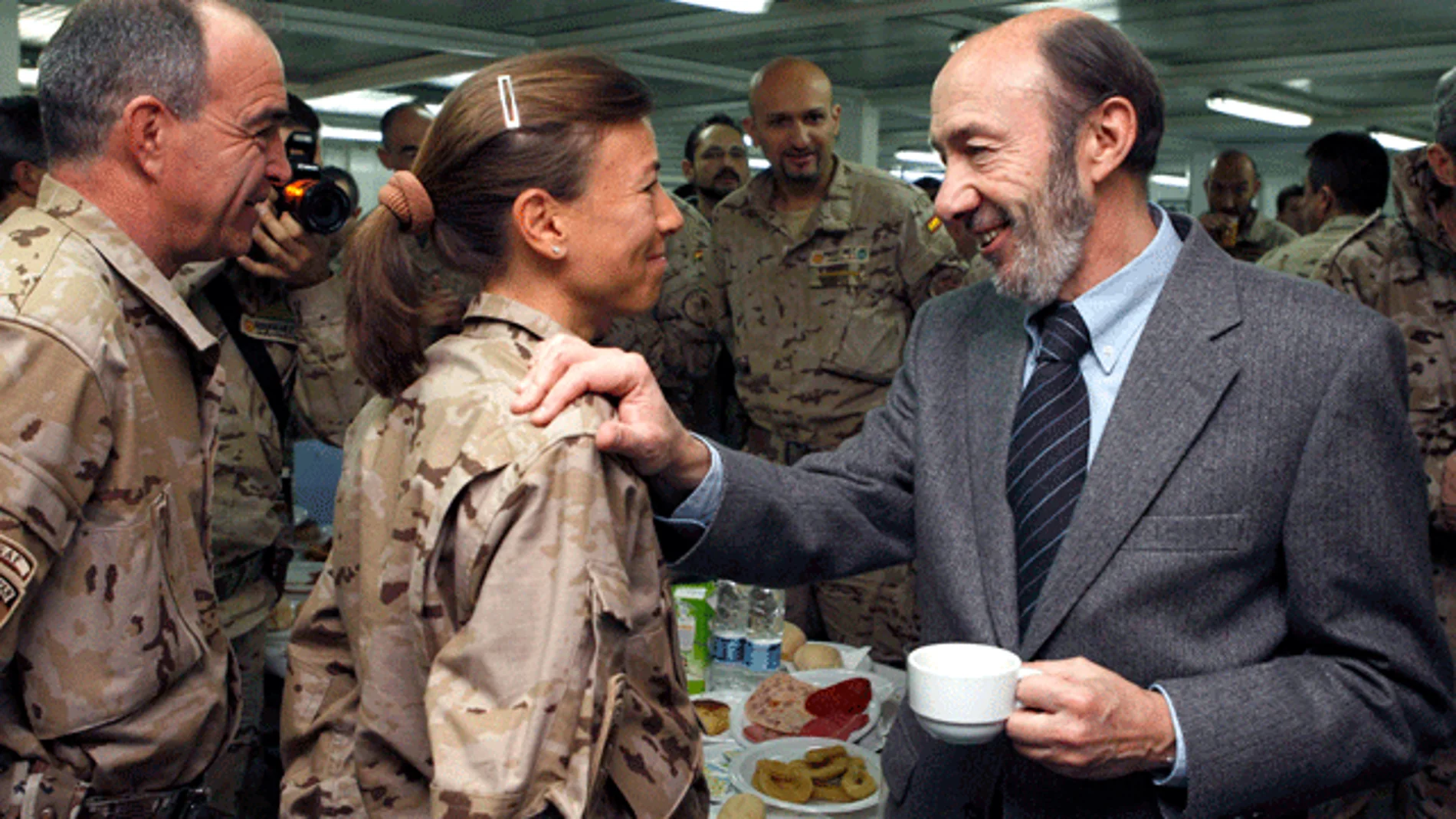 Rubalcaba con los soldados españoles de Afganistán Rubalcaba con los soldados españoles de Afganistán