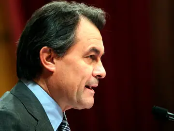 Artur Mas se compromete a no subir los impuestos y a reducir el paro a la mitad Artur Mas se compromete a no subir los impuestos y a reducir el paro a la mitad