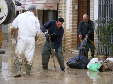 Operarios limpian las calles de Écija