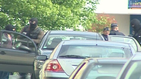 La polic&iacute;a judicial examina el coche en el que se desplazaron los etarras