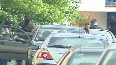 La policía judicial examina el coche en el que se desplazaron los etarras La policía judicial examina el coche en el que se desplazaron los etarras