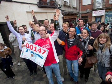 Gente de la localidad burgalesa de Roa de Duera celebra los 58 millones de euros