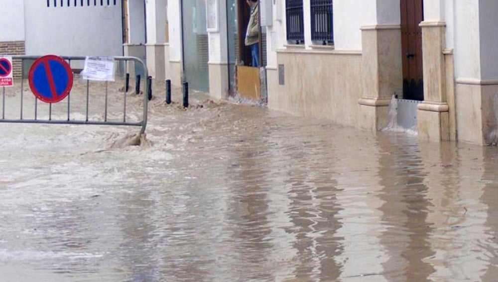 Más de 200 personas trabajan en dispositivo de emergencia en Ecija