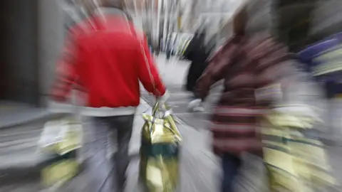 Hoy vamos a gastar 2.000 millones de euros con las tarjetas de crédito Hoy vamos a gastar 2.000 millones de euros con las tarjetas de crédito