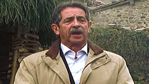 Revilla entona un villancico monta&ntilde;&eacute;s