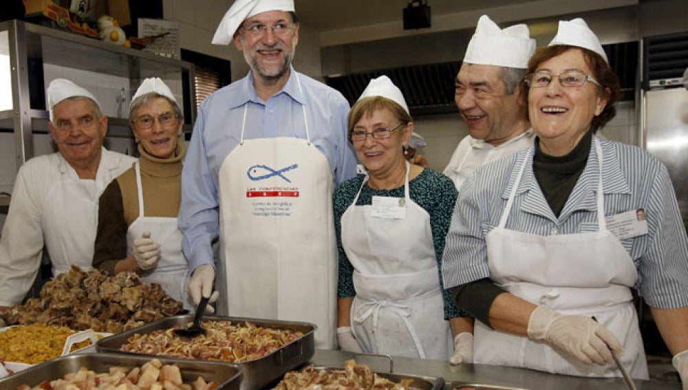 Rajoy prepara el cocido para personas necesitadas