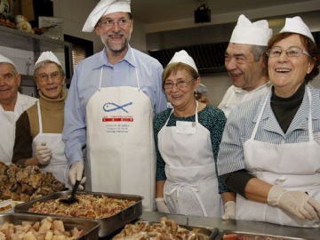 Rajoy prepara el cocido para personas necesitadas