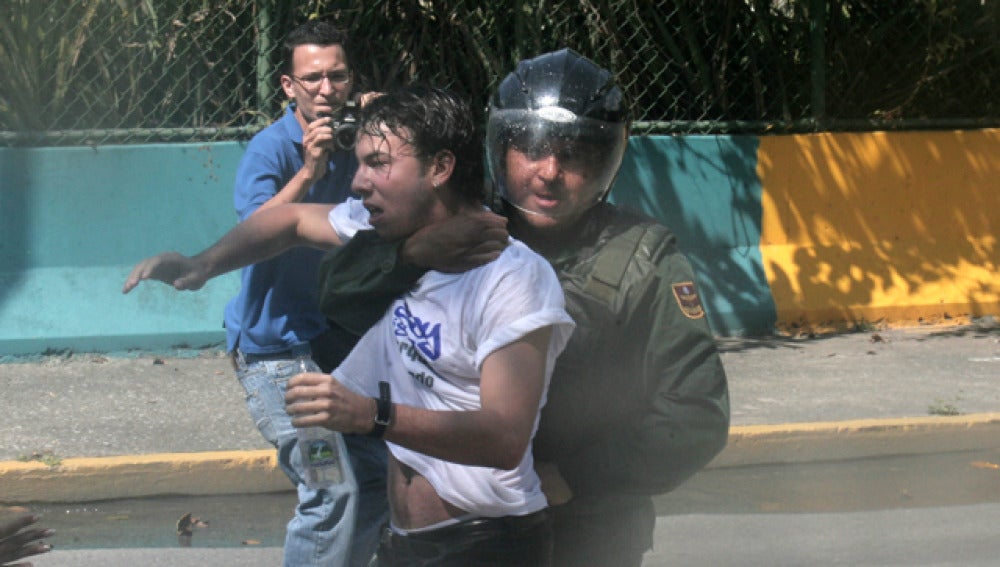 La policia reprime las protestas de los estudiantes