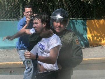 La policia reprime las protestas de los estudiantes