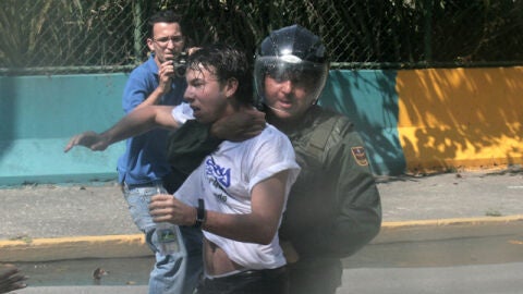 La policia reprime las protestas de los estudiantes