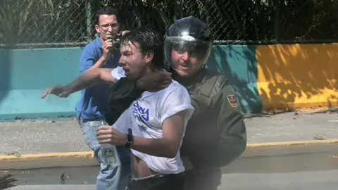La policia reprime las protestas de los estudiantes La policia reprime las protestas de los estudiantes