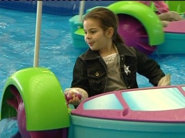 Niña en una atracción de feria Niña en una atracción de feria