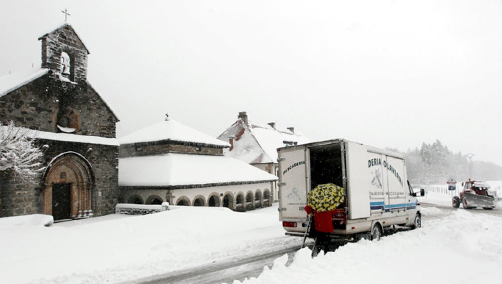 Muchas poblaciones están aisladas por la nieve