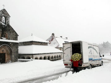 Muchas poblaciones están aisladas por la nieve