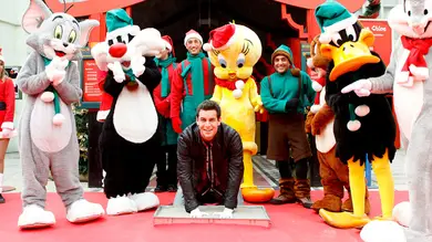 Mario Casas inaugura el Paseo de la Fama en el Parque Warner de Madrid Mario Casas inaugura el Paseo de la Fama en el Parque Warner de Madrid
