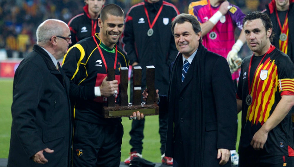 Artur Mas junto a Víctor Valdés