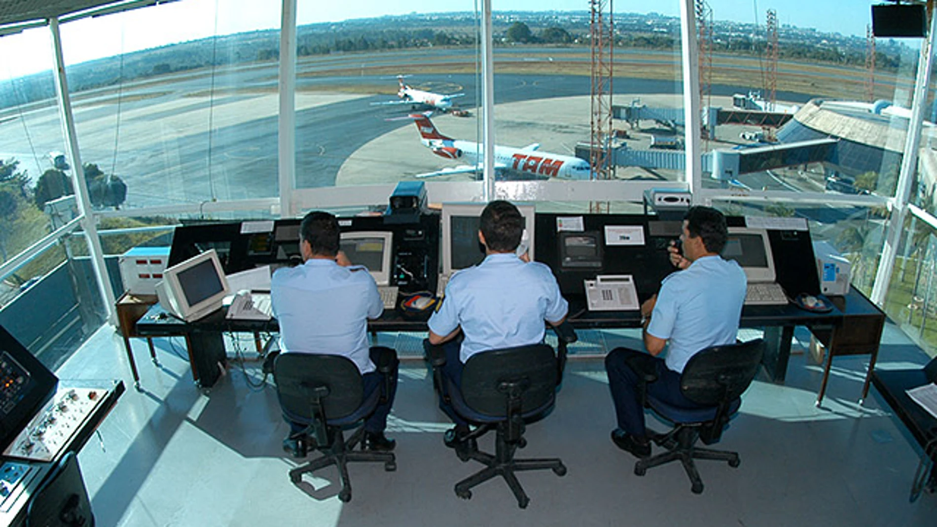 Controladores, desde su puesto de trabajo Controladores, desde su puesto de trabajo