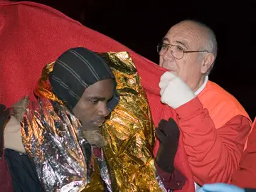 Un inmigrante es atendido por la Cruz Roja Un inmigrante es atendido por la Cruz Roja