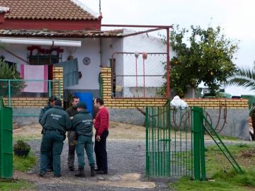 Halllado el cadáver de una mujer con mordeduras de sus perros