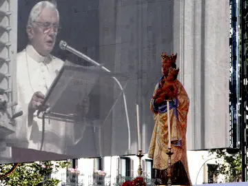El Papa en la Misa de la Familia El Papa en la Misa de la Familia