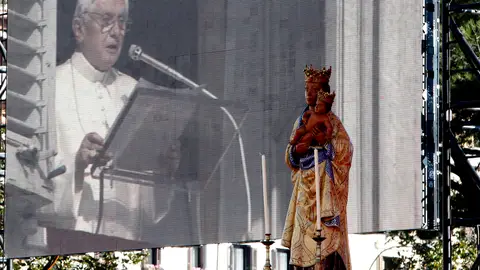 El Papa en la Misa de la Familia El Papa en la Misa de la Familia