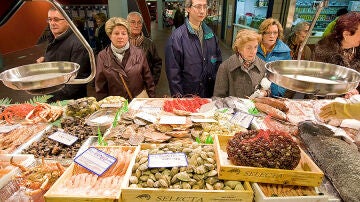 Una pescadería en el mercado de Vitoria