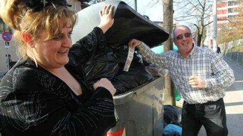 Recupera de la basura un cup&oacute;n premiado con nueve millones