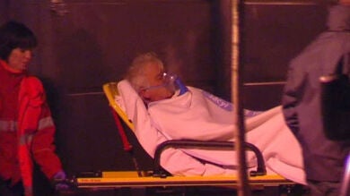Un hombre se atrinchera en su casa y tirotea a su alrededor