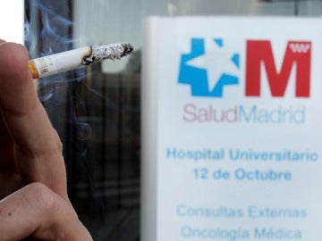Mujer fumando delante de un hospital madrileño