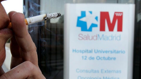 Mujer fumando delante de un hospital madrile&ntilde;o
