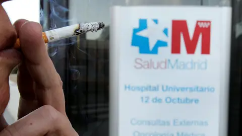 Mujer fumando delante de un hospital madrileño Mujer fumando delante de un hospital madrileño