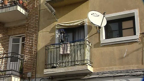 Dejan a un menor solo en casa dos meses