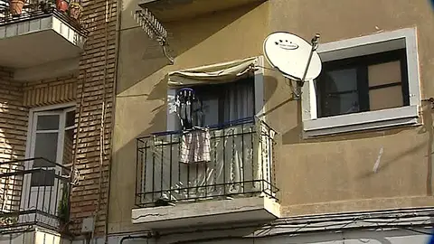 Dejan a un menor solo en casa dos meses Dejan a un menor solo en casa dos meses