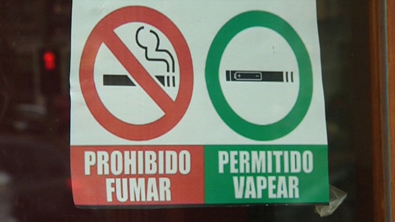 Los cigarros electrónicos, la alternativa legal al tabaco en los bares