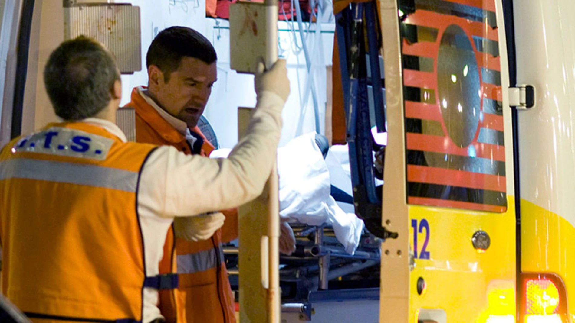 Sanitarios en ambulancia (Archivo) Sanitarios en ambulancia (Archivo)