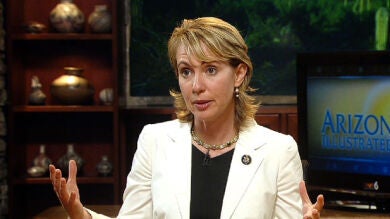 La excongresista tiroteada en 2011 defiende las armas como 