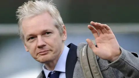 Assange llega a los juzgados Assange llega a los juzgados