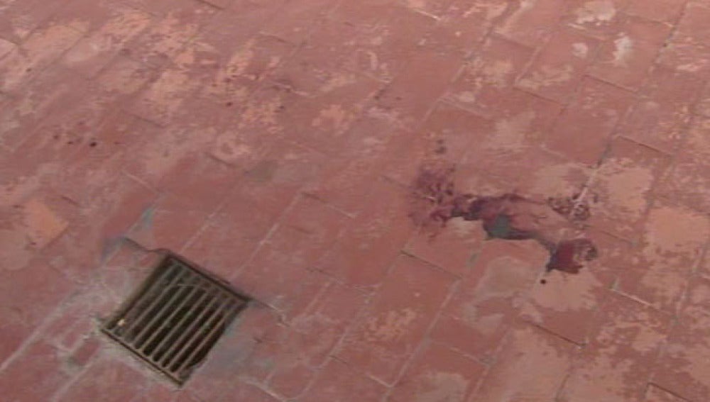 Intenta matarla con una plancha