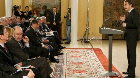 Zapatero presenta el 'Informe Econ&oacute;mico 2010'